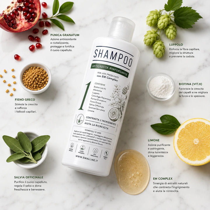 Flacone di 331 Shampoo Rinforzante Coadiuvante circondato dagli estratti botanici selezionati tra cui limone, salvia, fieno greco, luppolo e melograno su sfondo marmo.
