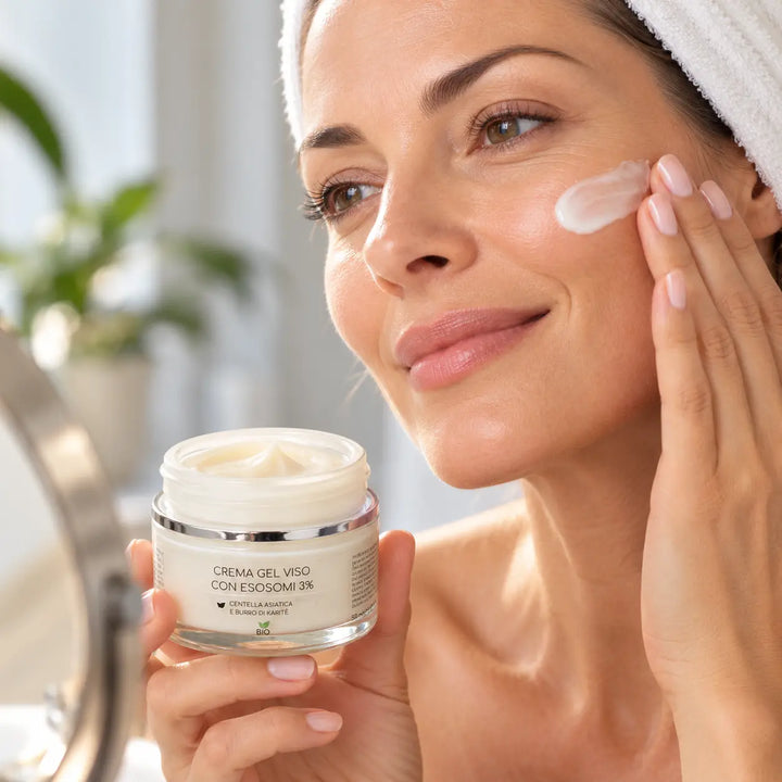 Donna che applica sulla guancia la Crema Gel Viso Esosomi 3% EmalLine, mostrando la consistenza cremosa e il vasetto aperto da 50 ml.
