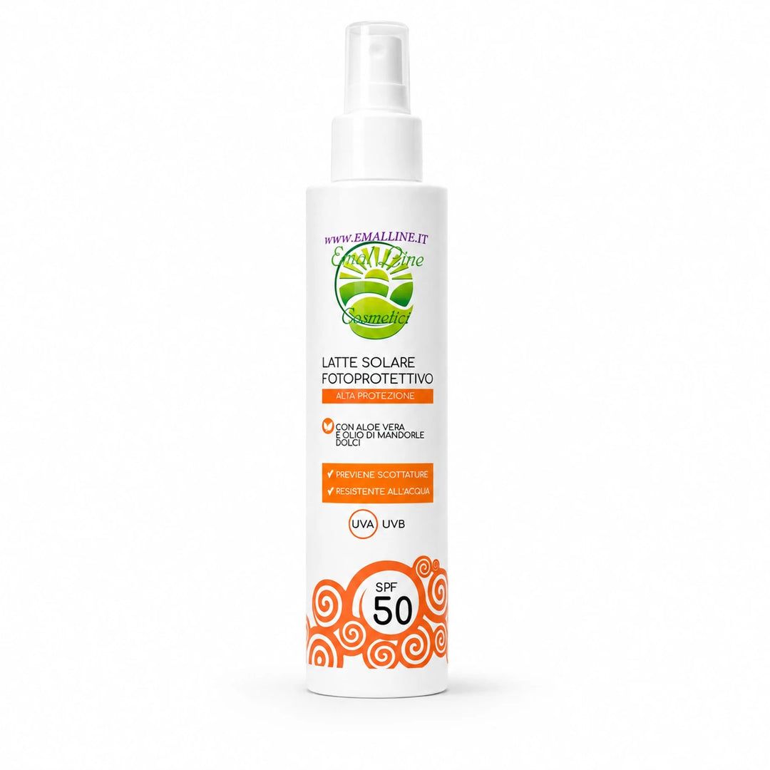 Latte solare spray SPF 50 EmalLine con aloe vera e olio di mandorle dolci su spiaggia estiva