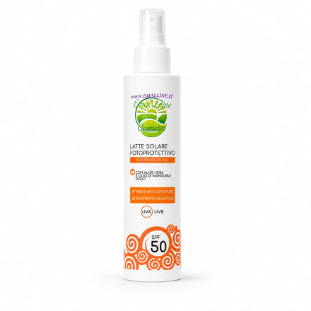 Latte solare spray SPF 50 EmalLine con aloe vera e olio di mandorle dolci su spiaggia estiva