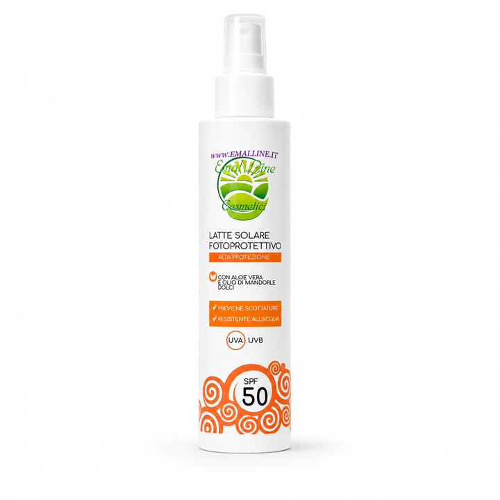 Latte solare spray SPF 50 EmalLine con aloe vera e olio di mandorle dolci su spiaggia estiva