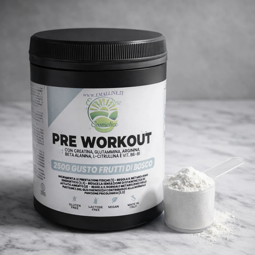 Integratore Pre Workout EmalLine ambientato con polvere e frutti di bosco per performance sportiva