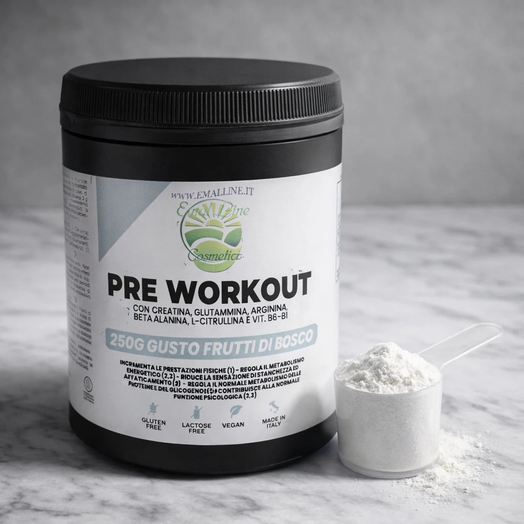 Integratore Pre Workout EmalLine ambientato con polvere e frutti di bosco per performance sportiva