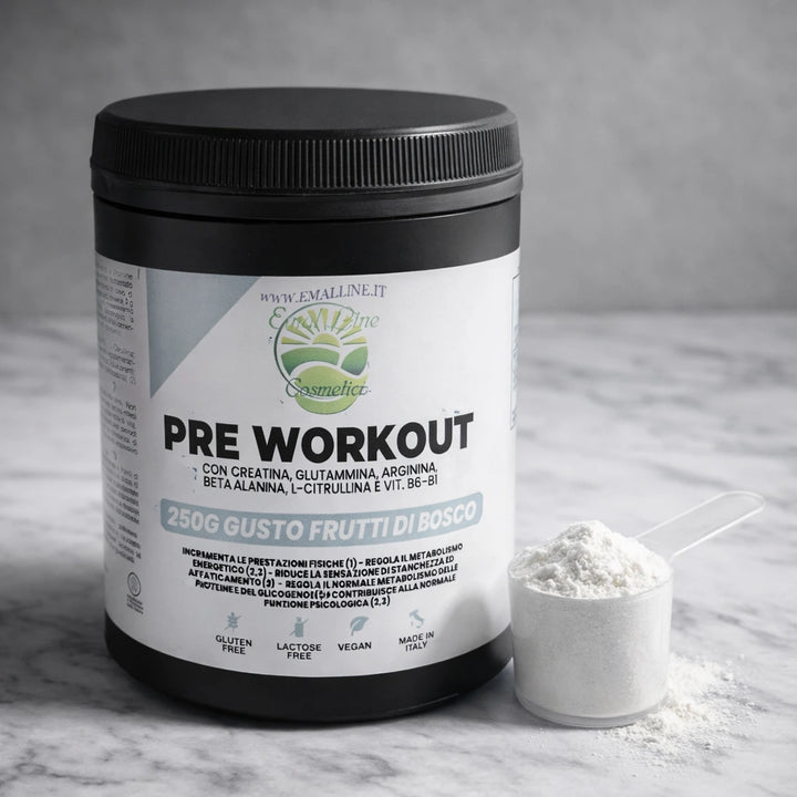 Integratore Pre Workout EmalLine ambientato con polvere e frutti di bosco per performance sportiva