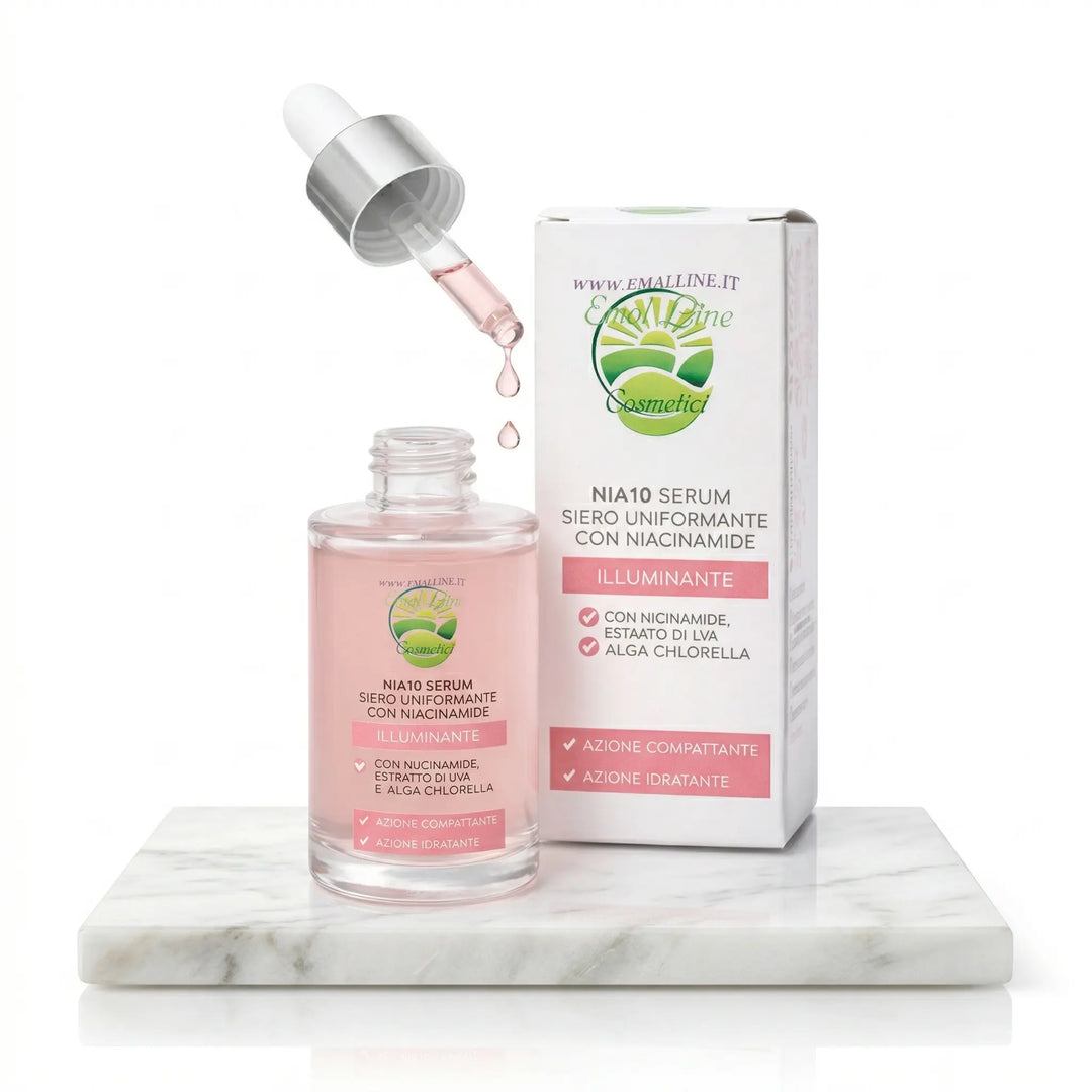Siero viso illuminante NIA10 con Niacinamide e Acido Ialuronico di Emolline. Flacone con contagocce su base di marmo bianco. Foto di copertina professionale per e-commerce.